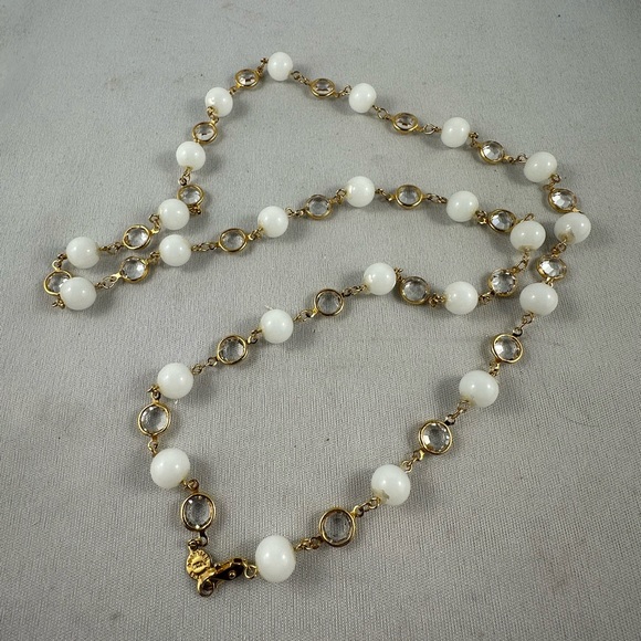 Vintage Austrian Crystal USA necklace with white glass beads and clear crystals - Picture 2 of 5